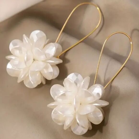 3D Floral Earrings White Big Flowers Gold Plated Dangle Earrings - Picture 7 of 9